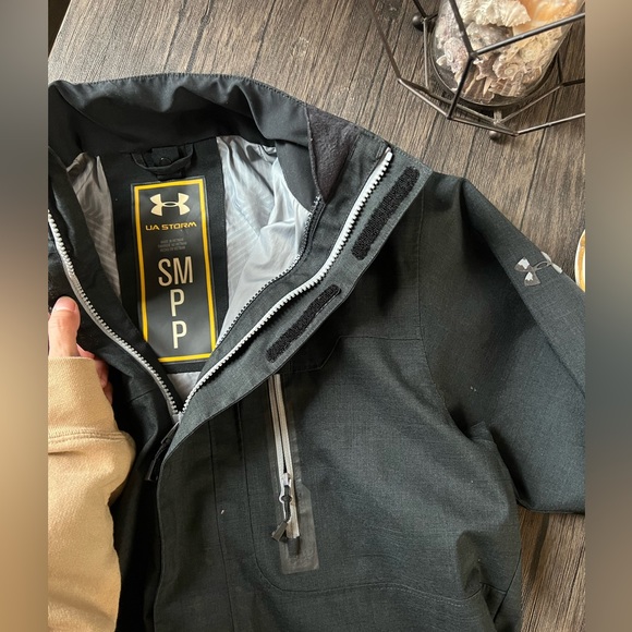 Under Armour Windbreaker/Rain Jacket size S - Picture 3 of 4